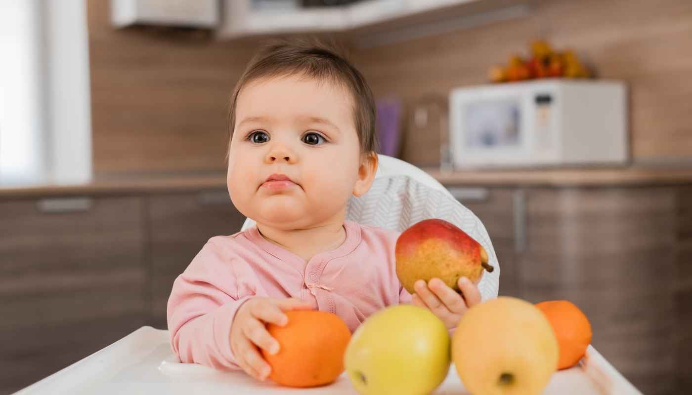 Deja que tu bebé juegue con los alimentos y estimule sus sentidos