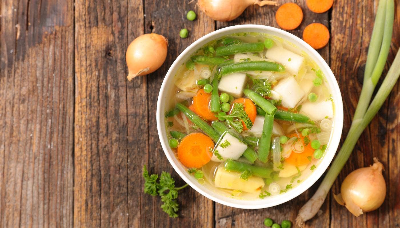 Sopa de verduras: dos recetas fáciles y provocativas